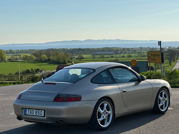 Porsche 911 Carrera 4 4 of 5