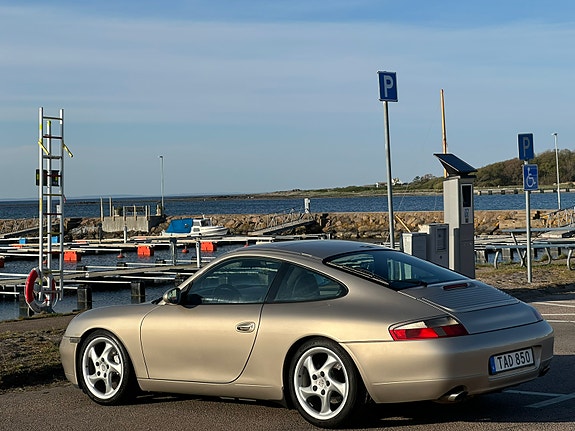 Porsche 911 Carrera 4 3 of 5