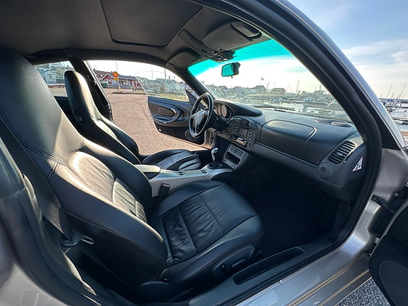 Porsche 911 Carrera 4 7 of 9