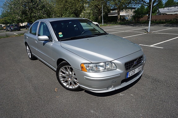 Volvo S60 2 of 5