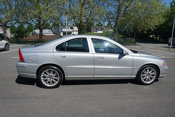 Volvo S60 4 of 5
