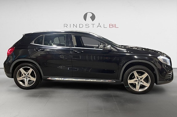 Mercedes-Benz GLA200 8 of 17