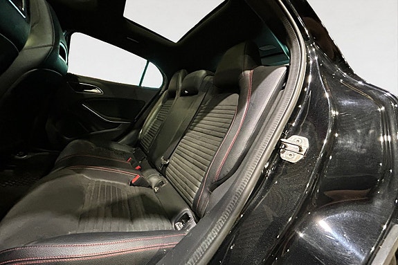 Mercedes-Benz GLA200 14 of 17