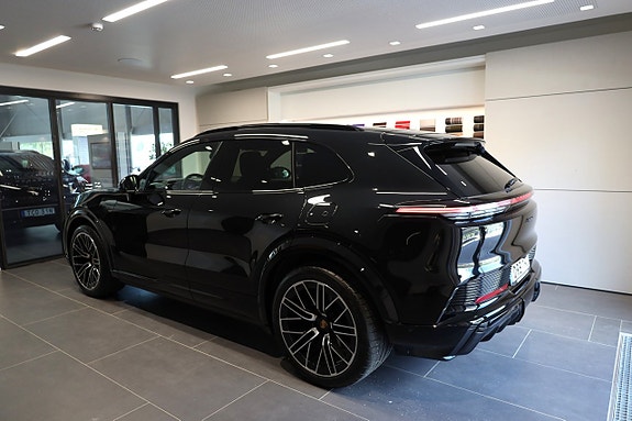 Porsche Cayenne 5 of 5