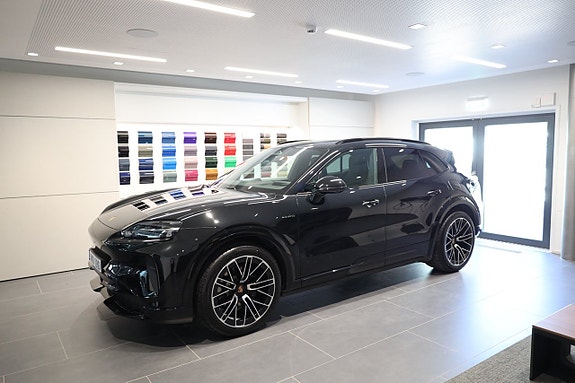 Porsche Cayenne 2 of 5