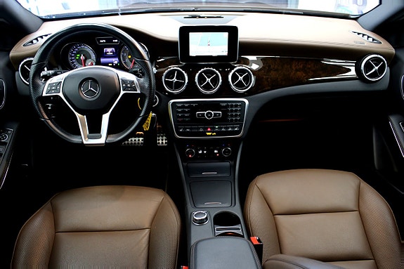 Mercedes-Benz GLA250 11 of 27
