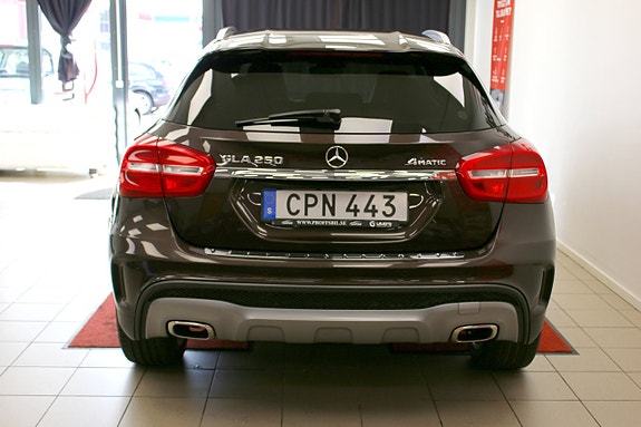 Mercedes-Benz GLA250 16 of 27