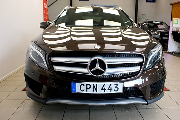 Mercedes-Benz GLA250 3 of 27