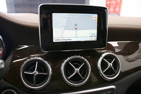 Mercedes-Benz GLA250 8 of 27