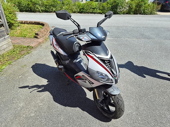 Aprilia SR50 2 of 5