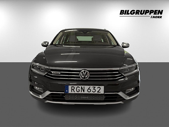 Volkswagen Passat Alltrack 2 of 5