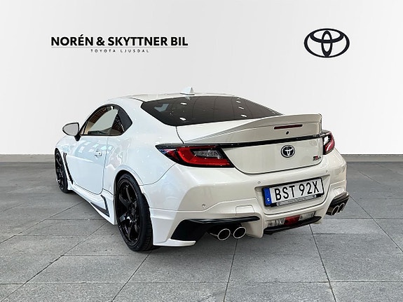 Toyota GR86 3 of 5