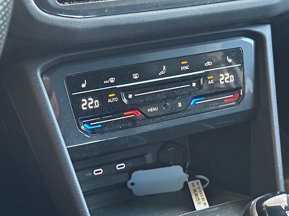 Volkswagen Tiguan 2 of 5