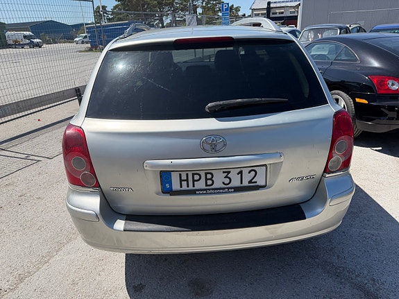 Toyota Avensis 3 of 5