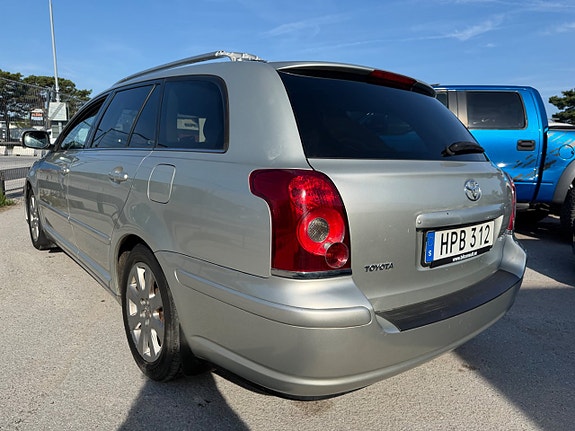 Toyota Avensis 2 of 5