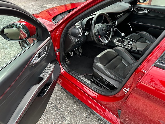 Alfa Romeo Giulia Quadrifoglio 10 of 27