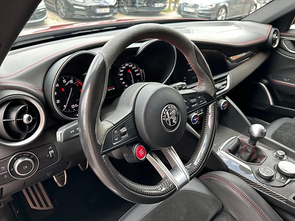 Alfa Romeo Giulia Quadrifoglio 13 of 27
