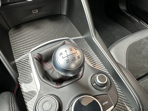 Alfa Romeo Giulia Quadrifoglio 14 of 27