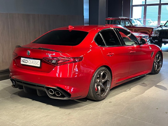 Alfa Romeo Giulia Quadrifoglio 3 of 5