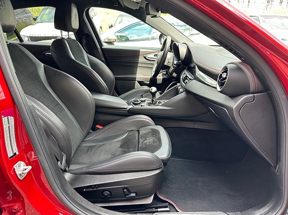 Alfa Romeo Giulia Quadrifoglio 9 of 27