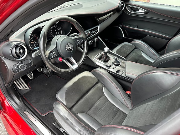 Alfa Romeo Giulia Quadrifoglio 7 of 27
