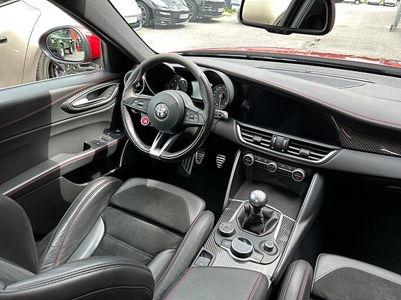 Alfa Romeo Giulia Quadrifoglio 8 of 27