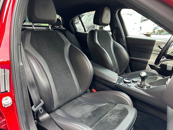 Alfa Romeo Giulia Quadrifoglio 12 of 27