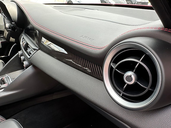 Alfa Romeo Giulia Quadrifoglio 21 of 27
