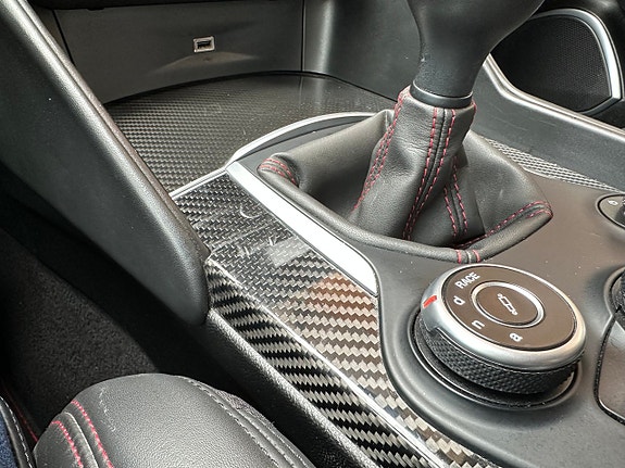 Alfa Romeo Giulia Quadrifoglio 23 of 27