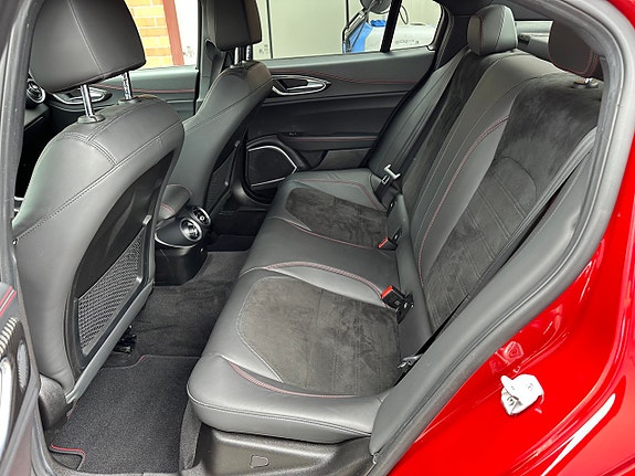 Alfa Romeo Giulia Quadrifoglio 11 of 27