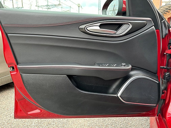 Alfa Romeo Giulia Quadrifoglio 24 of 27