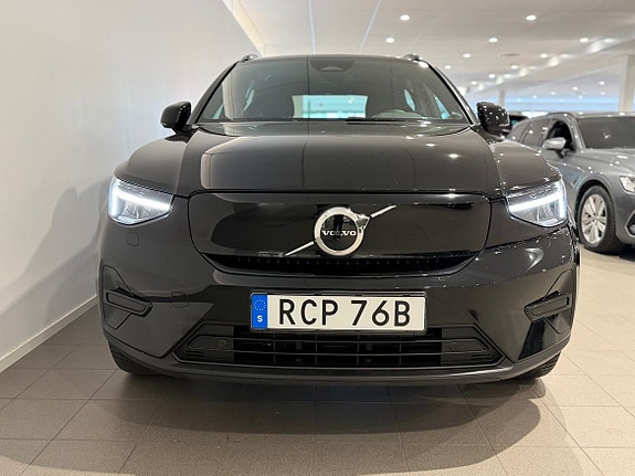 Volvo XC40 2 of 5