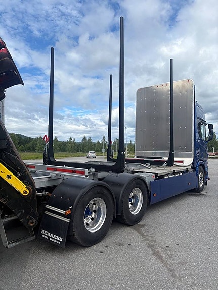 Scania R560B6x4 med hissbar tandem Timmerbil 5 of 9