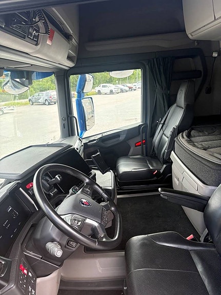 Scania R560B6x4 med hissbar tandem Timmerbil 9 of 9