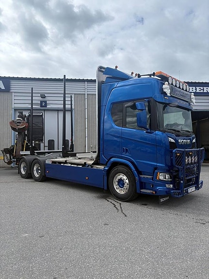 Scania R560B6x4 med hissbar tandem Timmerbil 3 of 9
