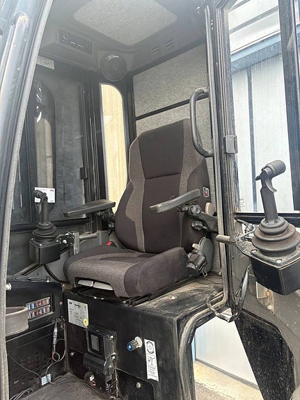 Scania R560B6x4 med hissbar tandem Timmerbil 8 of 9