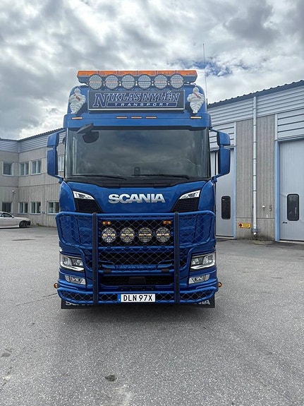 Scania R560B6x4 med hissbar tandem Timmerbil 2 of 9