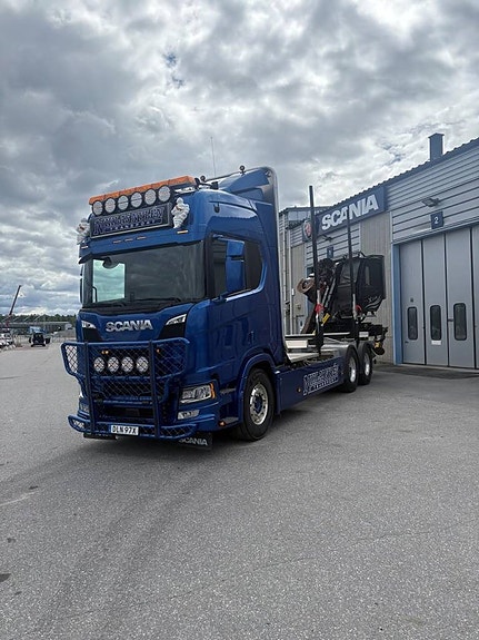 Scania R560B6x4 med hissbar tandem Timmerbil