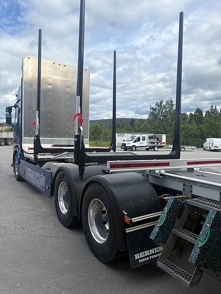 Scania R560B6x4 med hissbar tandem Timmerbil 4 of 9