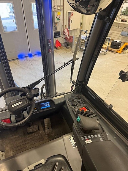 Jungheinrich truck EFG 430 2 of 3