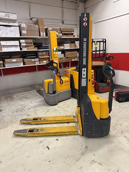 Jungheinrich truck EMC 110 2 of 2