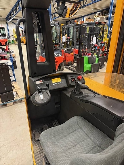 Jungheinrich truck ETV 325 2 of 3