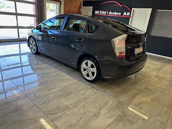 Toyota Prius 4 of 5