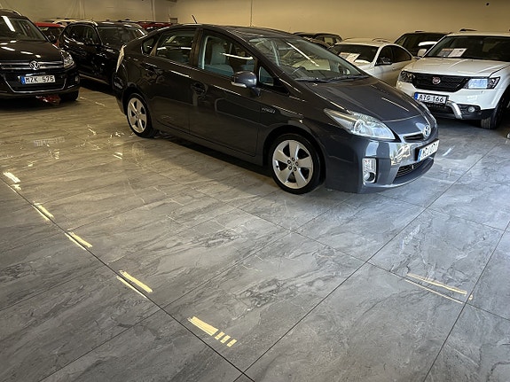 Toyota Prius 2 of 5