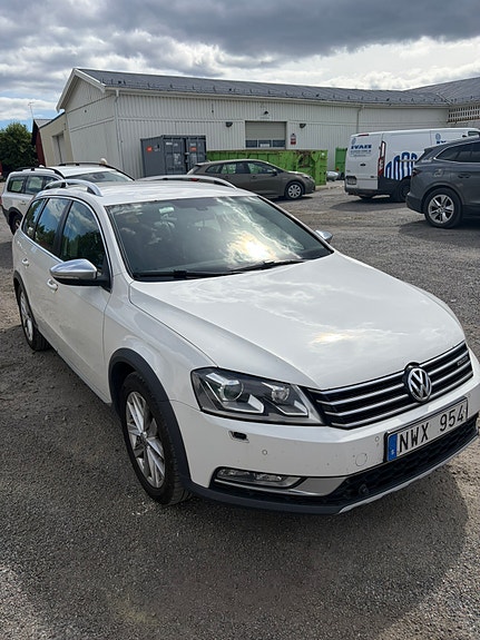 Volkswagen Passat Alltrack 2 of 4
