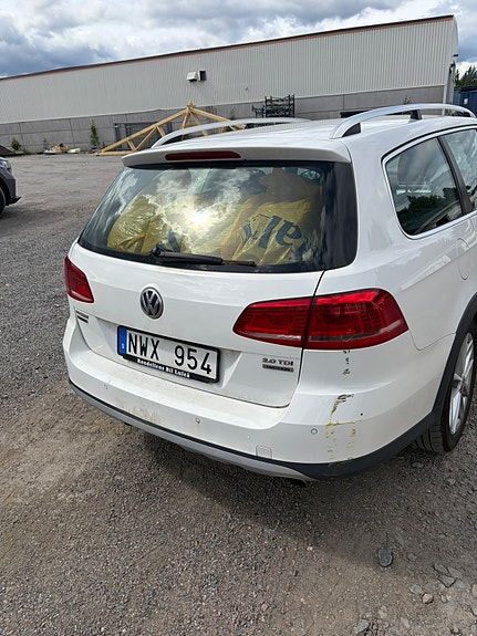 Volkswagen Passat Alltrack 3 of 4