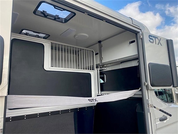 Renault Master AUT. 3500 kg STX Hästbuss 7 of 13