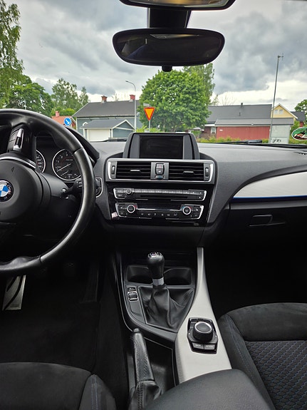 BMW 118i 8 of 12