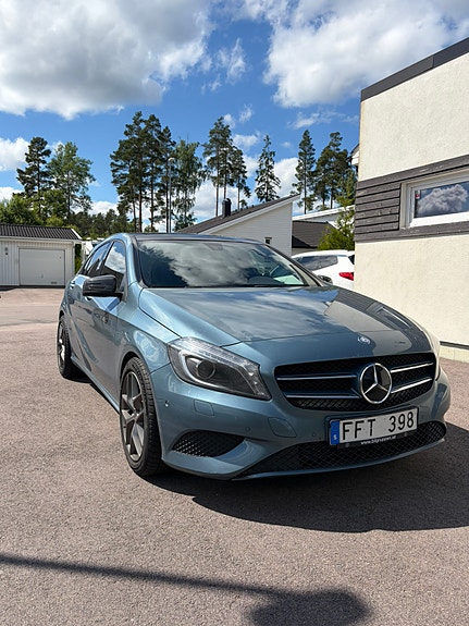 Mercedes-Benz A180 2 of 5