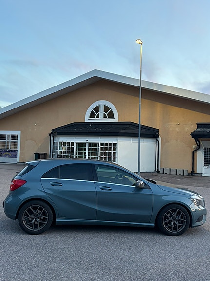 Mercedes-Benz A180 2 of 5